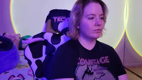 Snapshot of internetfairy_xo chatting on 02-23-25, 02:25 Faye online show from 02-23-25, 02:25