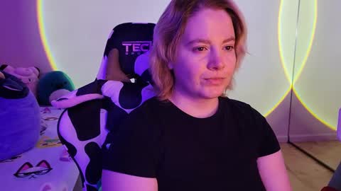 Snapshot of internetfairy_xo chatting on 02-24-25, 06:27 Faye online show from 02-24-25, 06:27