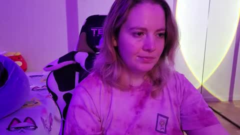 Snapshot of internetfairy_xo chatting on 10-20-25, 03:40 Faye online show from 10-20-25, 03:40