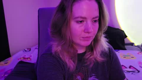 Snapshot of internetfairy_xo chatting on 12-21-25, 06:20 Faye online show from 12-21-25, 06:20