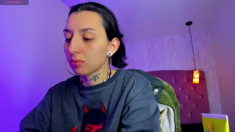 Snapshot of iris_77 chatting on 11-21-25, 11:31 iris_77 online show from 11-21-25, 11:31