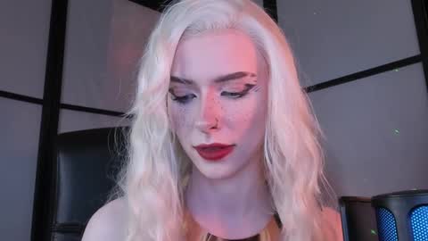 Miss Iris Fansly Miss Iris new inst.  online show from 01-06-25, 01:42