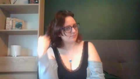 Snapshot of irresistibleparis chatting on 05-12-26, 05:59 Paris online show from 05-12-26, 05:59