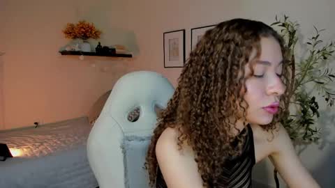 Snapshot of isa_____ chatting on 04-29-26, 10:49 isa_____ online show from 04-29-26, 10:49