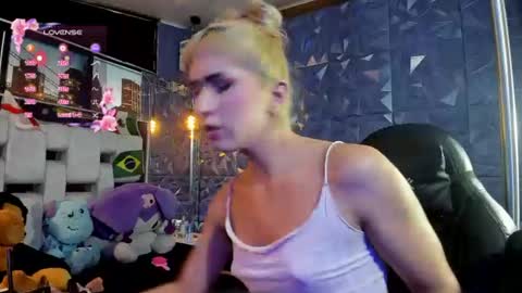 Snapshot of isa__fox_1 chatting on 07-08-26, 01:04 Isabella online show from 07-08-26, 01:04