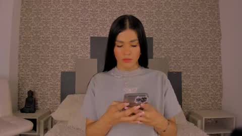 Snapshot of isa_little_star chatting on 10-19-25, 01:12 Isa online show from 10-19-25, 01:12