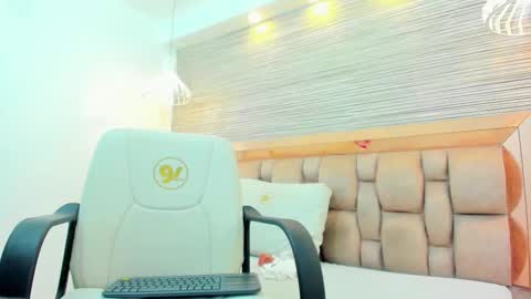 Snapshot of isaa_stone chatting on 10-27-25, 07:51 Isa online show from 10-27-25, 07:51