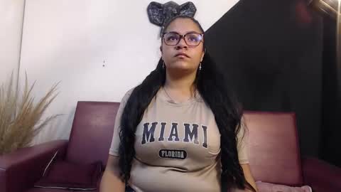 Snapshot of isabel_cortez_ chatting on 02-19-26, 01:18 online show from 02-19-26, 01:18