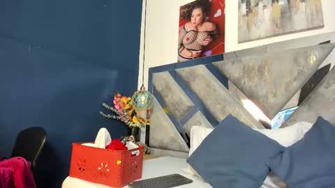 Snapshot of isabela_parkerr chatting on 01-18-26, 05:44 Mommy Isa online show from 01-18-26, 05:44