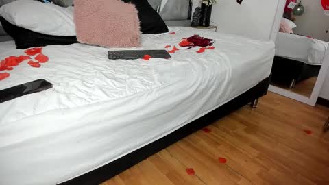 Snapshot of isabela_parkerr chatting on 02-16-26, 04:30 Mommy Isa online show from 02-16-26, 04:30