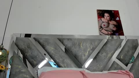 Snapshot of isabela_parkerr chatting on 03-15-26, 06:30 Mommy Isa online show from 03-15-26, 06:30