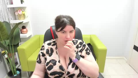 Snapshot of isabelabell chatting on 02-16-25, 08:32 Isabela online show from 02-16-25, 08:32