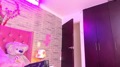 Snapshot of isabellabroms21 chatting on 02-08-25, 07:38    v online show from 02-08-25, 07:38