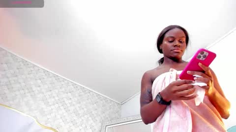 Snapshot of isabellabroms21 chatting on 10-08-25, 09:56    v online show from 10-08-25, 09:56