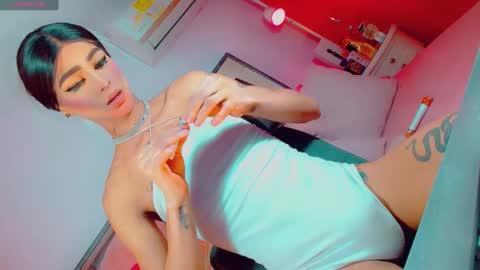 isabellagirs online show from 11-18-25, 01:59