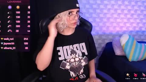 Isabella Mout  online show from 01-25-25, 05:40