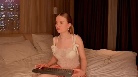 Snapshot of isabellatorrance chatting on 02-09-25, 03:45 Bella online show from 02-09-25, 03:45