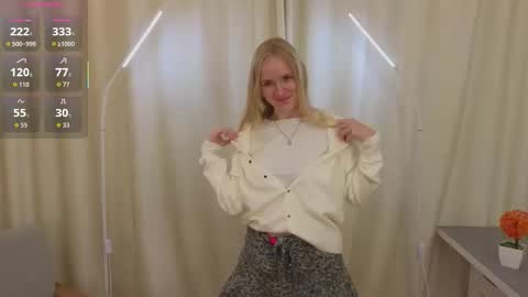 Snapshot of isauraluciano chatting on 11-28-25, 04:15 Olivia online show from 11-28-25, 04:15