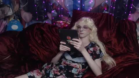 Snapshot of iselestias chatting on 11-12-25, 09:36 Sele online show from 11-12-25, 09:36