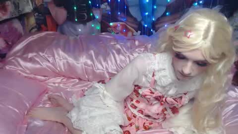 Snapshot of iselestias chatting on 11-18-25, 10:47 Sele online show from 11-18-25, 10:47