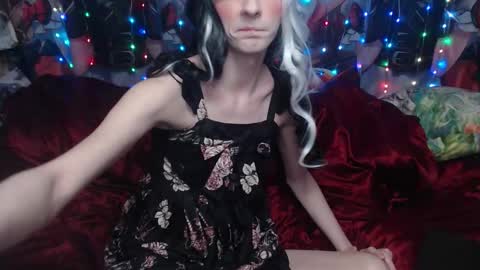 Snapshot of iselestias chatting on 12-21-25, 11:01 Sele online show from 12-21-25, 11:01