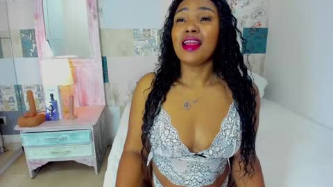 Snapshot of isla_scott chatting on 01-12-25, 11:17 Vanessa online show from 01-12-25, 11:17