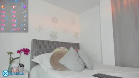 Snapshot of islaa_bluee chatting on 06-29-26, 12:06 Isla Blue online show from 06-29-26, 12:06