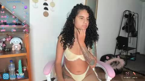 Snapshot of islaa_bluee chatting on 07-21-26, 11:51 Isla Blue online show from 07-21-26, 11:51