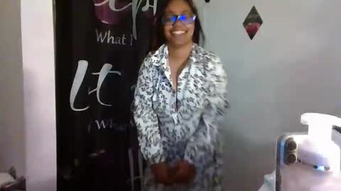 Snapshot of islothonit chatting on 04-20-26, 10:44 Sharice online show from 04-20-26, 10:44