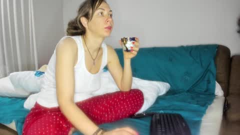 Snapshot of issabelle_69 chatting on 02-13-25, 05:37 Issabelle online show from 02-13-25, 05:37