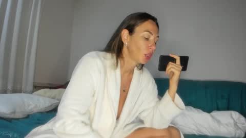 Snapshot of issabelle_69 chatting on 09-15-25, 05:40 Issabelle online show from 09-15-25, 05:40