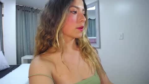 issadorajames online show from 01-20-25, 06:43