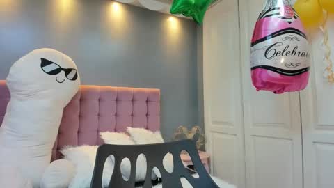 issadorajames online show from 10-05-25, 02:26