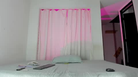 Snapshot of issalovexxx chatting on 06-08-26, 07:42 Isabella online show from 06-08-26, 07:42