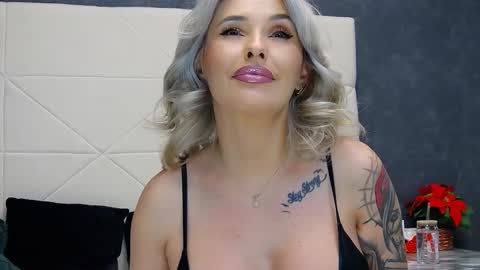 IssaSmyth online show from 01-10-26, 04:09