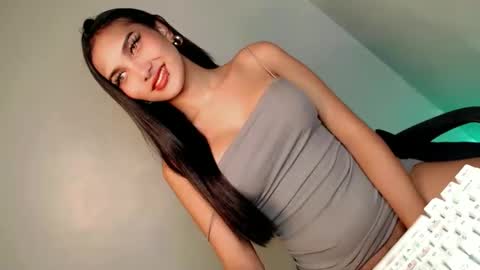 Snapshot of its_me_arabella chatting on 01-06-25, 04:36 Bella online show from 01-06-25, 04:36