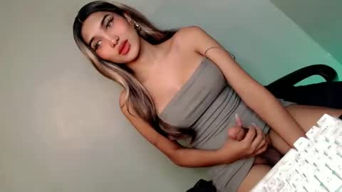 Snapshot of its_me_arabella chatting on 01-14-25, 04:47 Bella online show from 01-14-25, 04:47