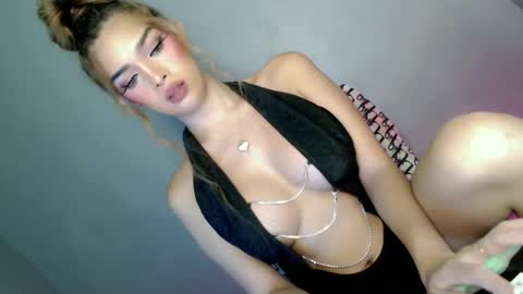 Snapshot of its_me_hedone chatting on 02-25-25, 04:24 Pixie online show from 02-25-25, 04:24