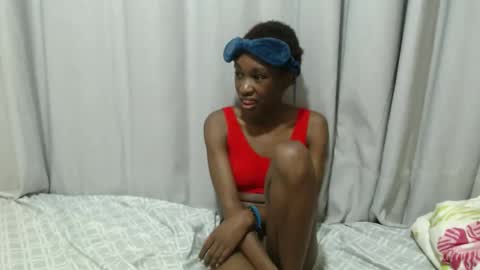 Snapshot of itslaynne chatting on 10-22-25, 02:06 Laynne online show from 10-22-25, 02:06