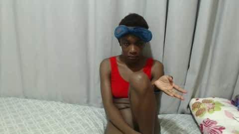 Snapshot of itslaynne chatting on 10-23-25, 02:27 Laynne online show from 10-23-25, 02:27