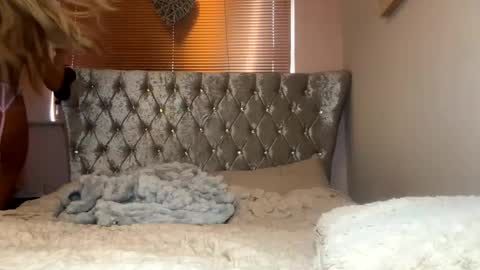 Snapshot of itsmelolax chatting on 12-23-24, 02:17 Lola online show from 12-23-24, 02:17