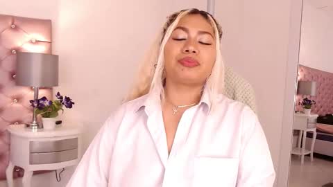 Snapshot of ivonnybon chatting on 02-11-26, 04:17 IvonnyBon online show from 02-11-26, 04:17