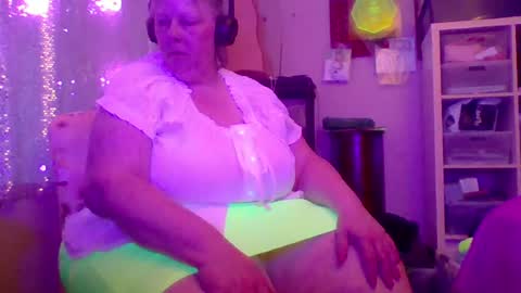 Snapshot of ivyjane3522 chatting on 06-21-26, 02:25 ivyjane3522 online show from 06-21-26, 02:25