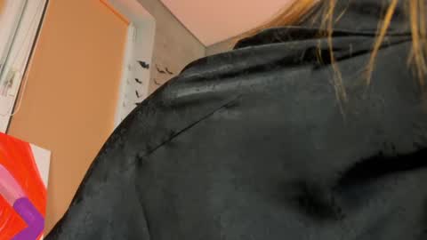 Snapshot of izi_fox chatting on 02-21-25, 09:32 izi online show from 02-21-25, 09:32