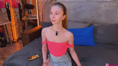 Snapshot of izi_fox chatting on 09-20-25, 03:57 izi online show from 09-20-25, 03:57