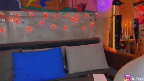 Snapshot of izi_fox chatting on 10-29-25, 04:09 izi online show from 10-29-25, 04:09