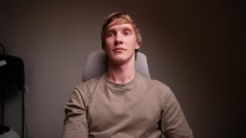 Snapshot of j_akira13 chatting on 12-21-25, 09:33 Danny online show from 12-21-25, 09:33