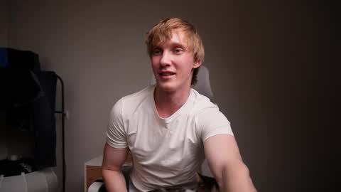 Snapshot of j_akira13 chatting on 01-08-26, 06:32 Danny online show from 01-08-26, 06:32