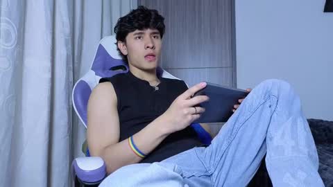 Snapshot of j_u_p_i_t_e_r chatting on 10-08-25, 08:17 Noah online show from 10-08-25, 08:17