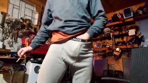 Snapshot of jackboys16 chatting on 12-21-24, 01:47 Dess online show from 12-21-24, 01:47